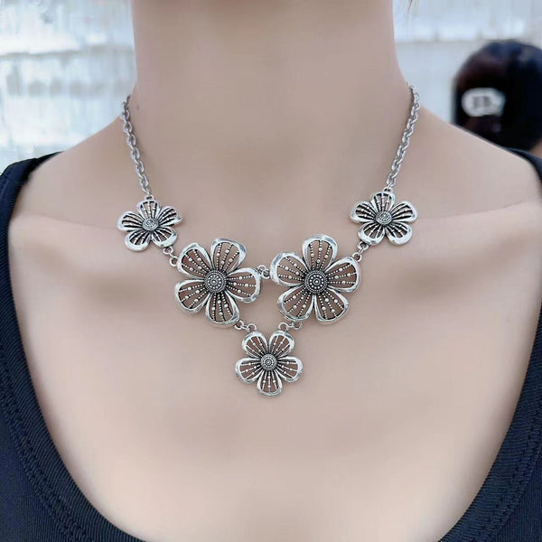 Flower hollow out pendant necklace