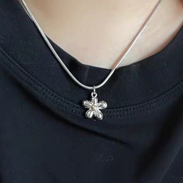 Metal chain flower pendant necklace