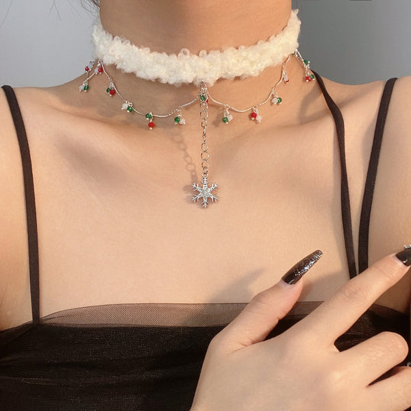 Fluffy snowflake pendant choker necklace
