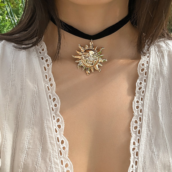 Sun pendant velvet choker necklace
